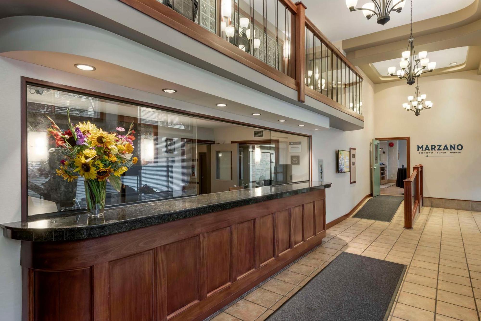 Best Western Plus Baker Street Inn Nelson Exterior photo